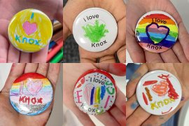 six badges saying I love Knox each coloured in. 