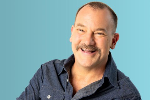 Comedian Lehmo in front of blue background